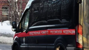 Трагедия в ХМАО: Уголовное дело после гибели подростка от падения снега с крыши